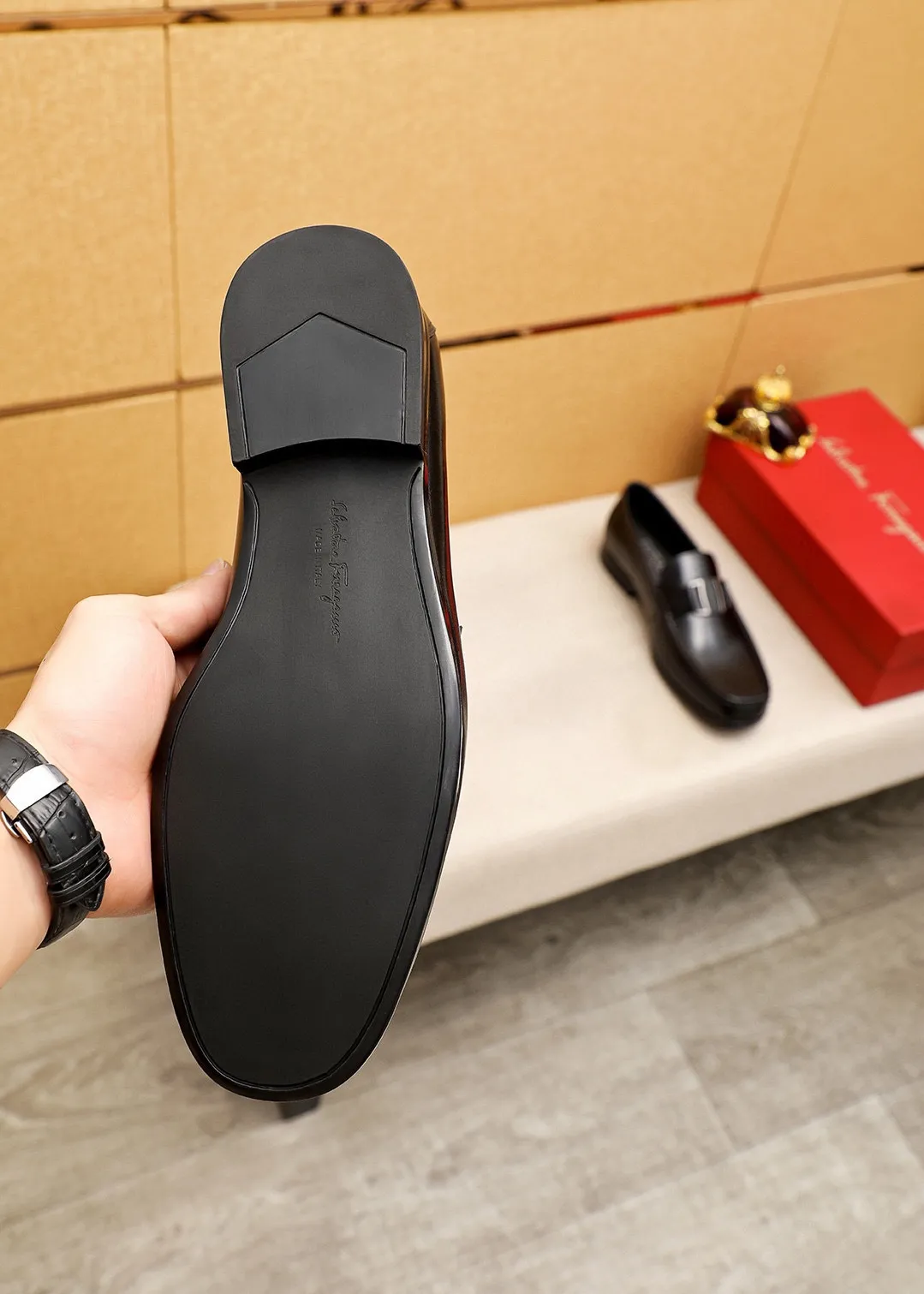 Men's shoes 💰460 💐 Product trademark: Ferragamo "Ferragamo" casual leather shoes Regular size: 38-44 (45.46🉑️customized) Product materials: Selected imported first-layer calfskin upper + luxury hardware buckle, imported water-dyed cowhide leather lining. Strong three-dimensional visual effect, original rubber outsole Color: 1⃣️color optional